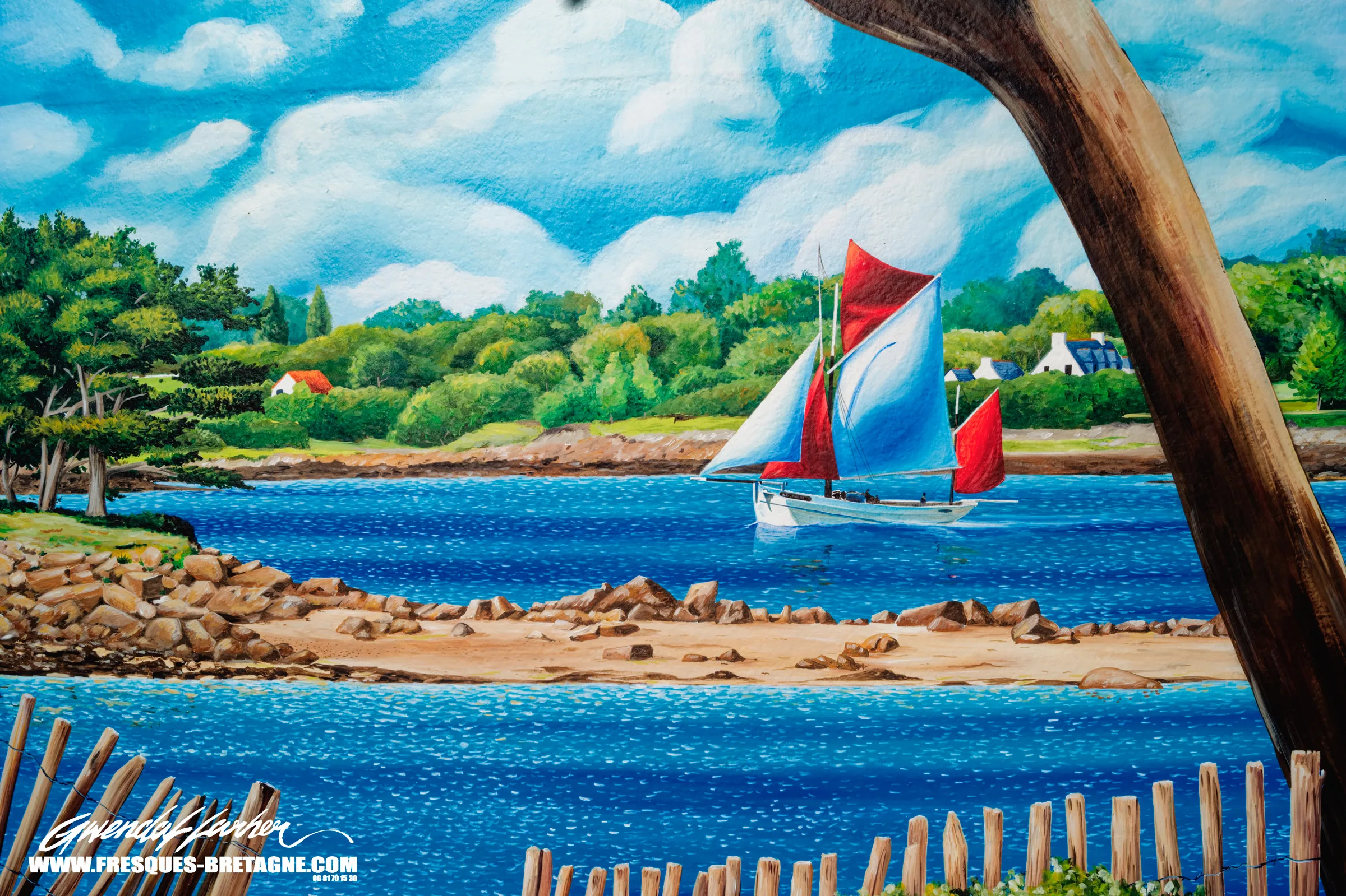 détail d'une fresque murale peinte sur une façade de maison: bateaux naviguant sur la mer